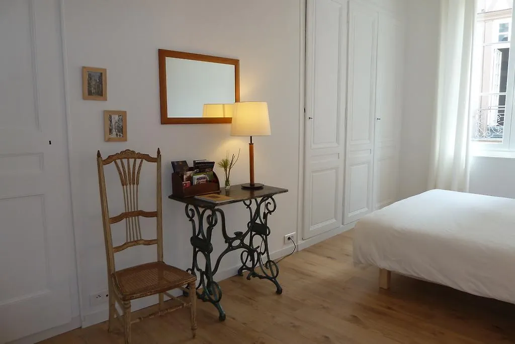 Une Chambre Dans L'atelier De R-1