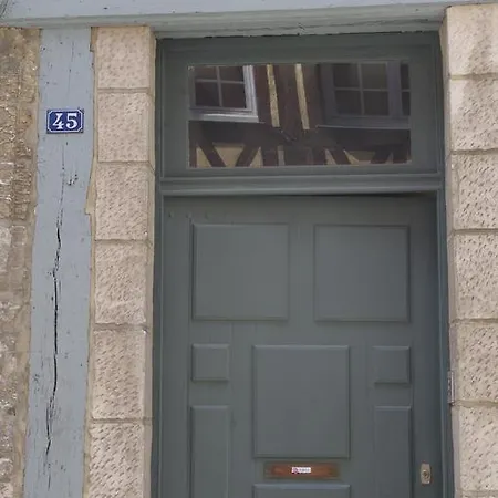 Une Chambre Dans L'atelier De R-2